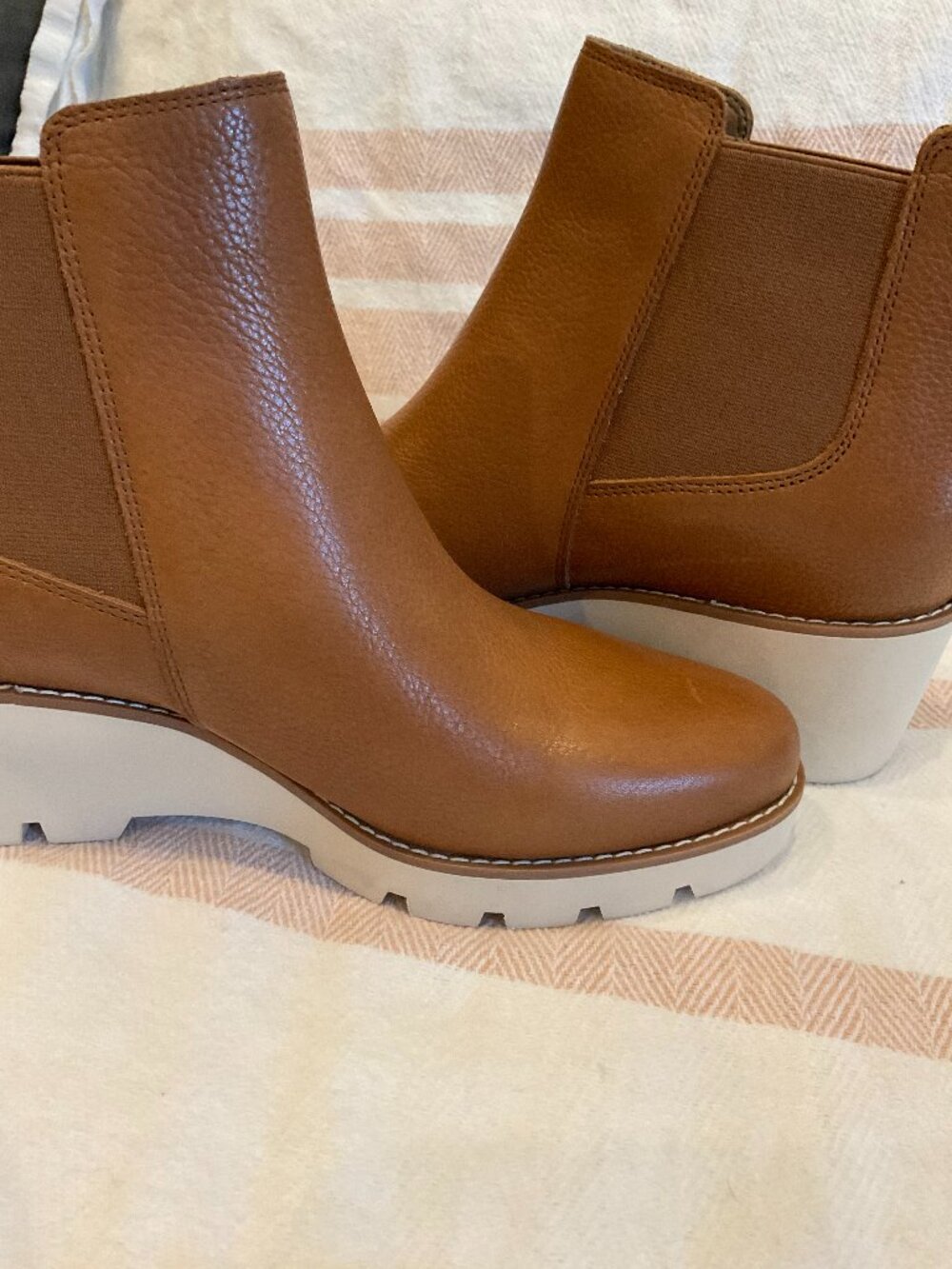Vionic Chelsea Ankle Boot Cognac Tan Leather Lug Sole Size 9